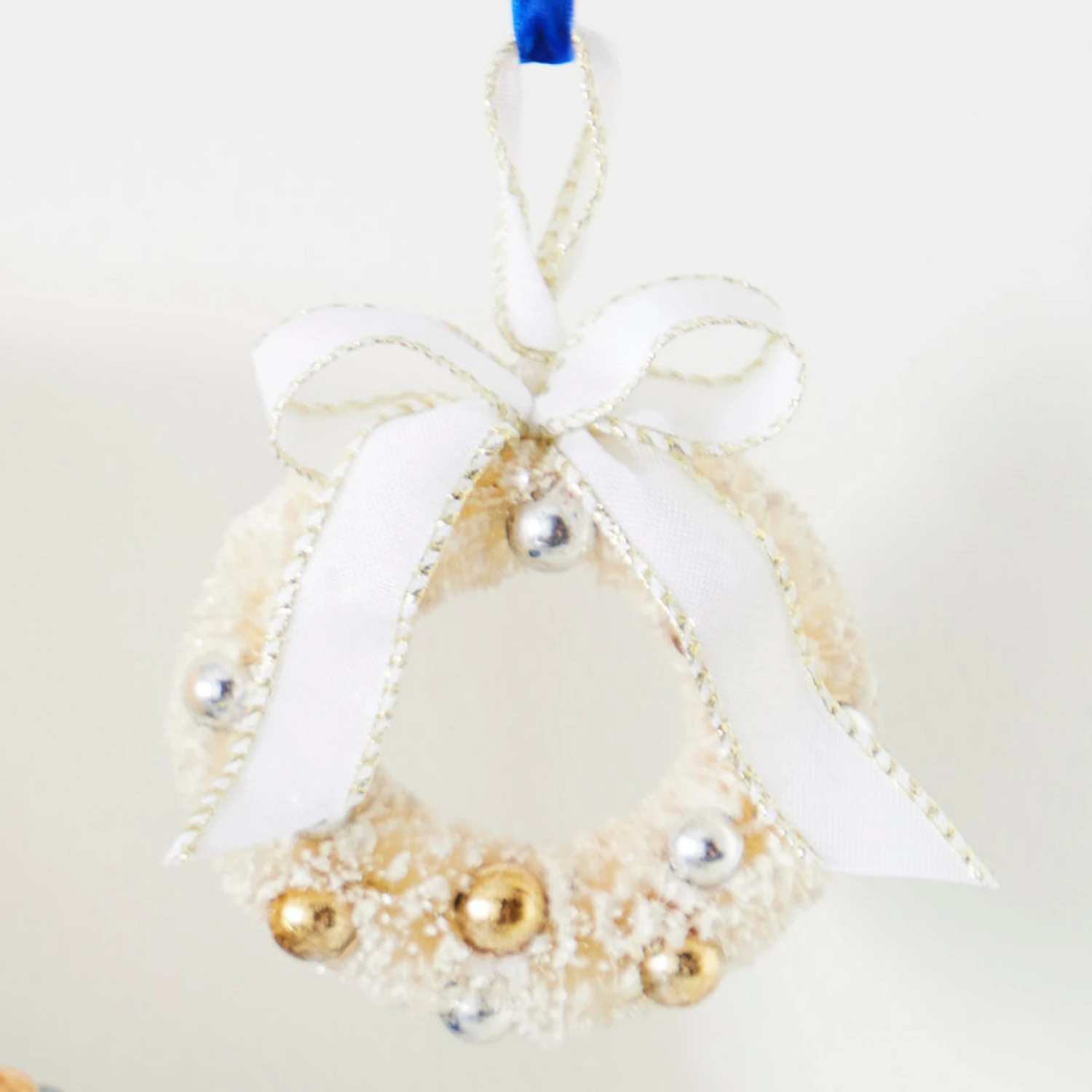 Raz 5.5" Bottle Brush Ivory And Gold Wreath Christmas Ornament 4319150 3 Raz 5.5" Bottle Brush Ivory And Gold Wreath Christmas Ornament 4319150